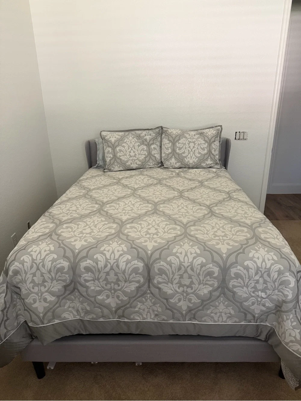 Reba 3 Piece Full/Queen Size Reversible Comforter Set